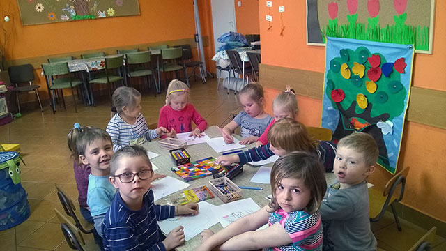 Grupa-dzieci-młodszych-w-trakcie-realizacji-zadania